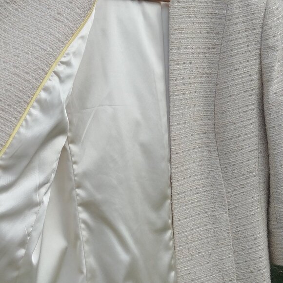 Elegant White Tweed Coat - Picture 3 of 15